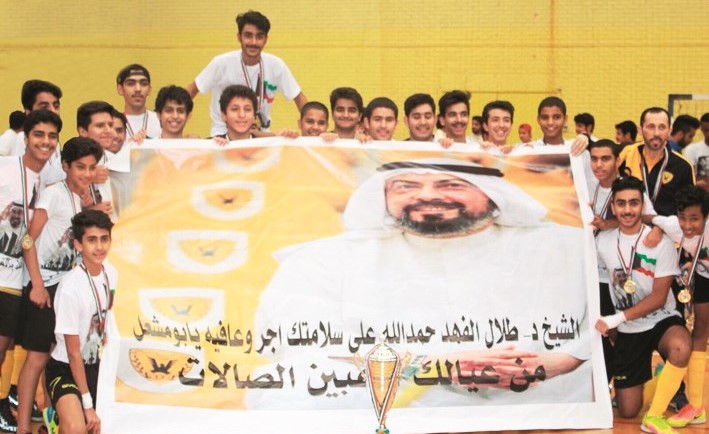 ناشئو القادسية يحتفلون بالكأس ويحملون لافتة لشفاء الشيخ طلال الفهد ﻿