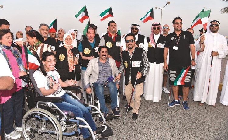 لقطة جماعية للمشاركين في ماراثون جمعية المكفوفين ﻿