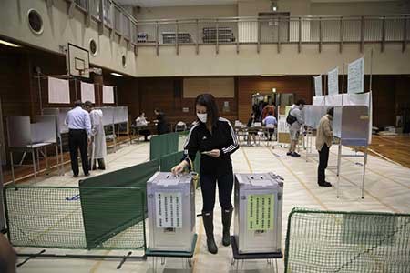 اليابانيون ينتخبون وسط الأعاصير