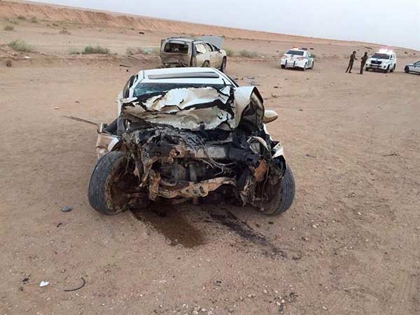 بالفيديو والصور.. سائق ينشغل بالتصوير ويصدم سيارة بسرعة 200 كم/ساعة ويتسبب في انقلابها