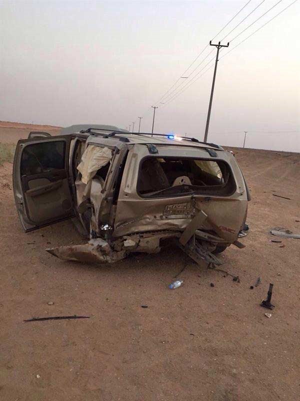 بالفيديو والصور.. سائق ينشغل بالتصوير ويصدم سيارة بسرعة 200 كم/ساعة ويتسبب في انقلابها