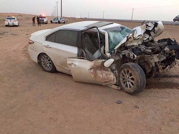 بالفيديو والصور.. سائق ينشغل بالتصوير ويصدم سيارة بسرعة 200 كم/ساعة ويتسبب في انقلابها