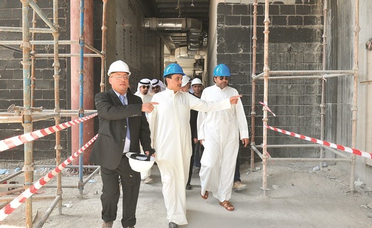 الوزير محمد الجبري وم. أحمد المنفوحي يستمعان إلى شرح حول تفاصيل المشروع﻿
