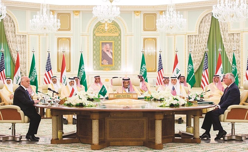 خادم الحرمين الشريفين الملك سلمان بن عبدالعزيز مفتتحا الاجتماع الأول لمجلس التنسيق السعودي - العراقي بحضور رئيس وزراء العراق حيدر العبادي ووزير الخارجية الأميركي ريكس تيلرسون- (أ.ف.پ)﻿