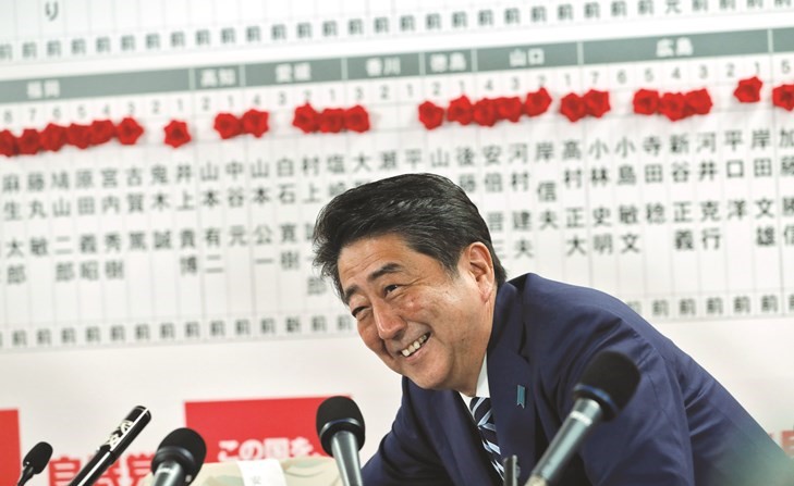 رئيس الوزراء الياباني شينزو آبي خلال مؤتمر صحافي عقب الاعلان عن النتائج الجزئية أمس- (رويترز)﻿