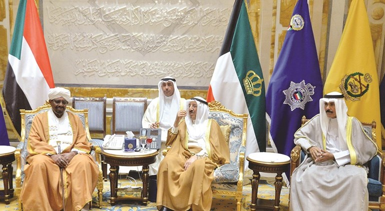 صاحب السمو الأمير الشيخ صباح الأحمد مستقبلا الرئيس المشير عمر البشير بحضور سمو ولي العهد الشيخ نواف الأحمد ﻿