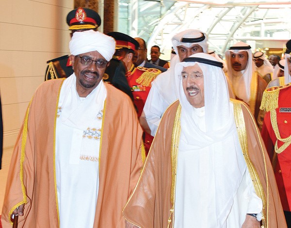 صاحب السمو الأمير الشيخ صباح الأحمد مستقبلا الرئيس السوداني عمر البشير