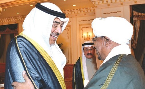 الرئيس السوداني عمر حسن البشير مستقبلا الشيخ صباح الخالد