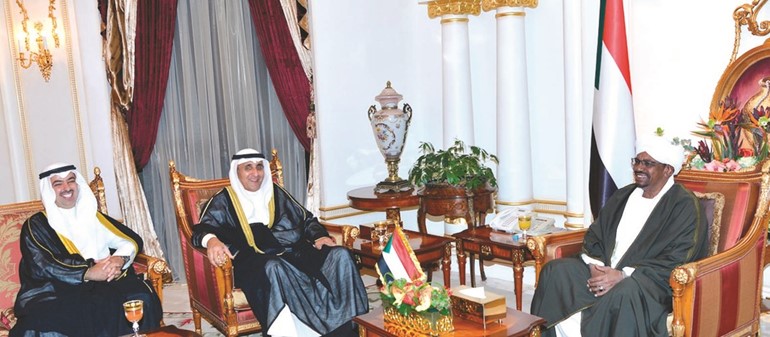 الرئيس عمر حسن البشير خلال استقبال عبدالوهاب البدر بحضور علي الراشد