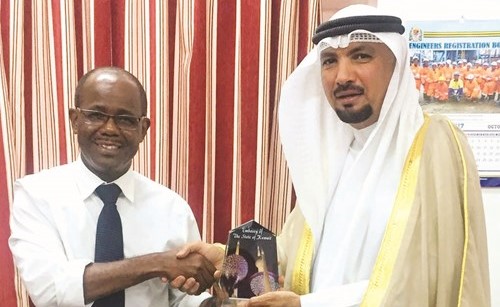 السفير جاسم الناجم أثناء لقائه وزير الأشغال التنزاني ماكامي مباراوا﻿