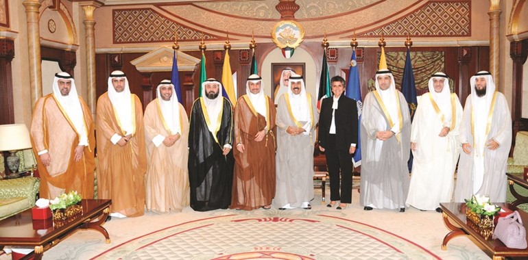 سمو ولي العهد متوسطا الرئيس الغانم ود.خليل عبدالله ود.عودة الرويعي وصفاء الهاشمود.وليد الطبطبائي ومحمد الدلال ويوسف الفضالة وراكان النصف وعلام الكندري﻿