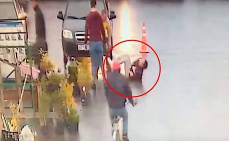 بالفيديو.. زبون يقتل حلاقاً بسيخٍ في قلبه لأن التسريحة لم تعجبه..لاحقه وقضى عليه بـ3 ضربات !
