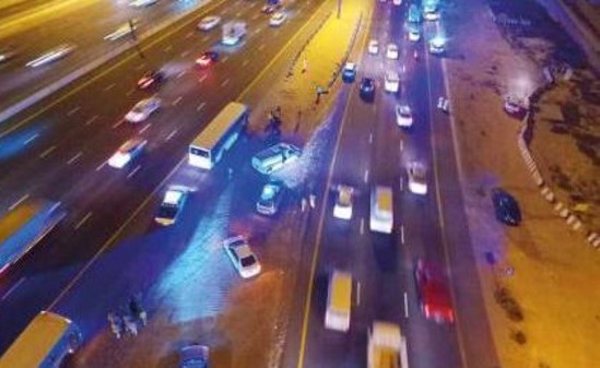 عقب مقتل شخصين دهساً.. دبي تغرم المصلين على جوانب الطرق