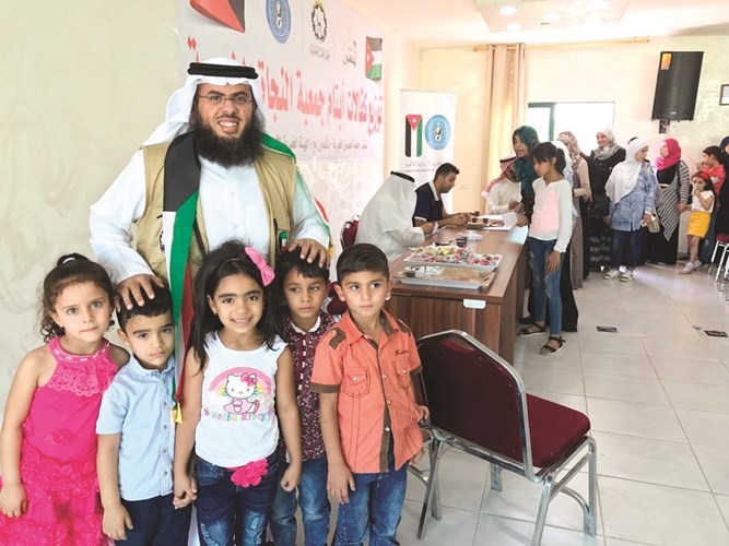 توزيع الهدايا على الأطفال﻿
