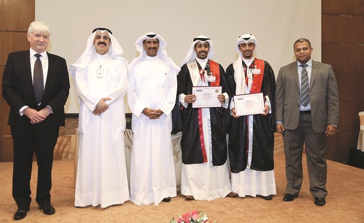 الخريجان مع الحماد ورئيس معهد الدراسات المصرفية ﻿