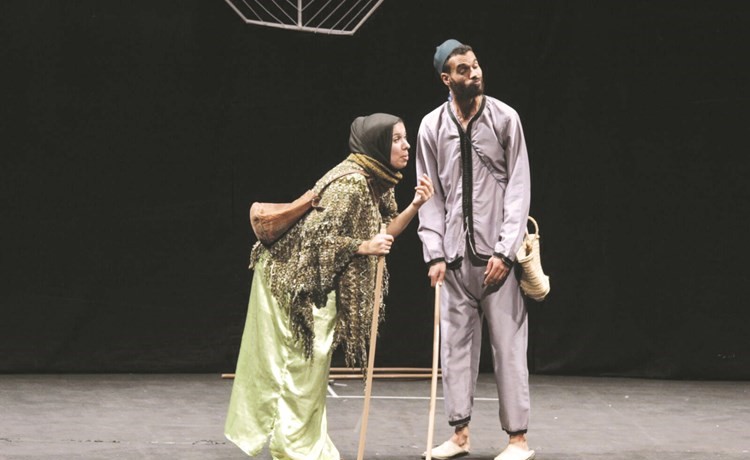 مشهد من مسرحية سوالف الكمرة﻿