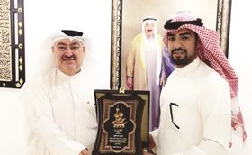 الصالح يكرم حارس مرمى القادسية علي جواد﻿