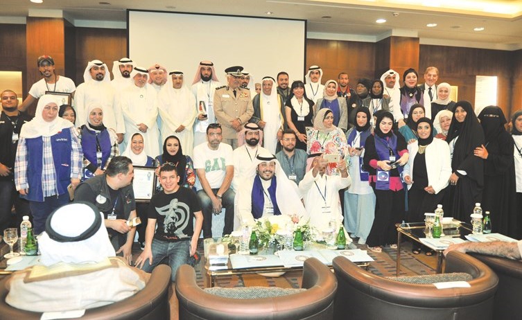الفريق محمود الدوسري وإبراهيم البغلي وعلي حسن وسامية السعيدان مع عدد من المتطوعين والمتطوعات	(زين علام)﻿