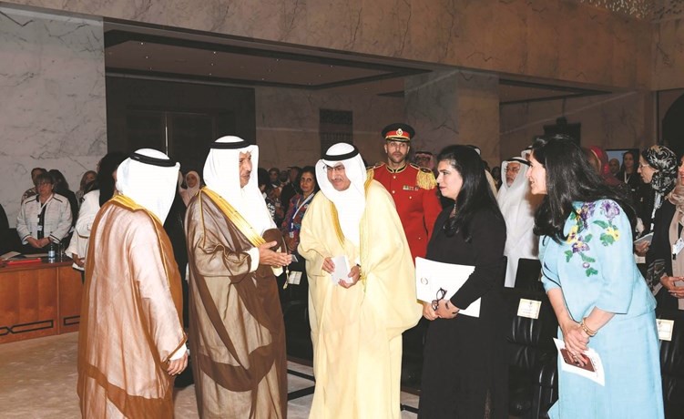 حديث بين سمو رئيس الوزراء الشيخ جابر المبارك ود.محمد الفارس والأميرة سمية بنت الحسن والشيخة انتصار السالم﻿