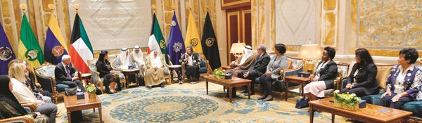 صاحب السمو الأمير الشيخ صباح الأحمد خلال استقباله د.عدنان شهاب الدين ود.فايزة الخرافي ورؤساء الوفود المشاركة بالمؤتمر ﻿