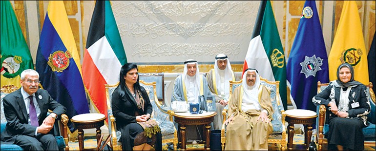 صاحب السمو الأمير الشيخ صباح الأحمد لدى استقباله صاحبة السمو الملكي الأميرة سمية بنت الحسن ود.عدنان شهاب الدين ود.فايزة الخرافي والقائمين على مؤتمر القيادات النسائية في العلوم والهندسة ورؤساء الوفود المشاركة