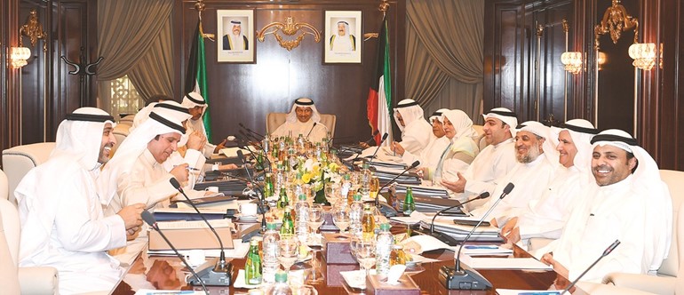 سمو رئيس الوزراء الشيخ جابر المبارك مترئسا اجتماع الحكومة أمس﻿