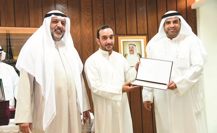 د.عبدالرحيم الكندري ود.وليد الحمد يكرمان المشاركين﻿