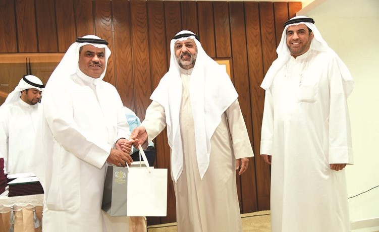 عميد خدمة المجتمع والتعليم المستمر د.عبدالرحيم الكندري ود.وليد الحمد يكرمان الاستاذ بدر البراعصي.﻿