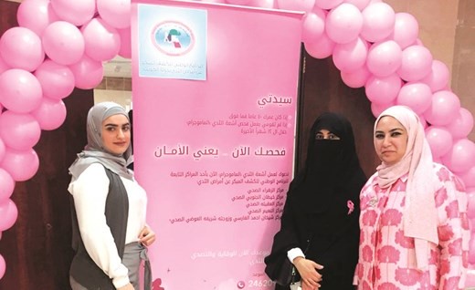  د.مريم العجمي تتوسط مريم بوشهري ود.أبرار الدواس﻿