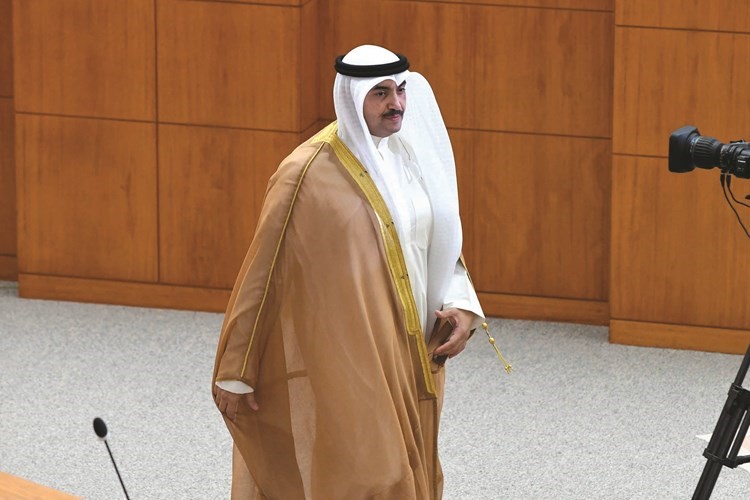 محمد المطير أثناء دخوله القاعة﻿