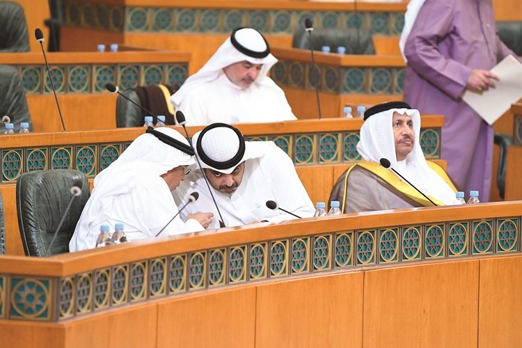 حديث بين الشيخ خالد الجراح والشيخ محمد العبدالله بحضور سمو رئيس الحكومة﻿