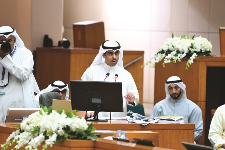 رياض العدساني متحدثا﻿