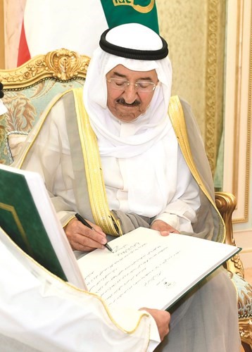 صاحب السمو الأمير الشيخ صباح الأحمد يوقع ايذانا ببدء دور الانعقاد﻿
