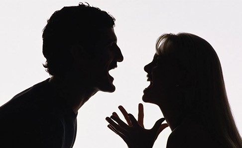 زوجة ترد على دعوى زنا: تركني مع صديقه في المنزل ليتسوق.. وهذا ما حصل !