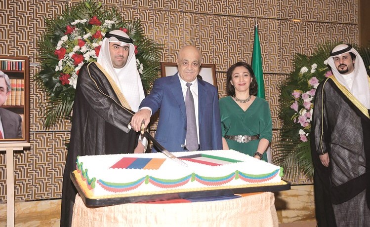 خالد الروضان مشاركا السفير مانويل بادييان قطع كيكة الاحتفال	 (محمد هنداوي)﻿