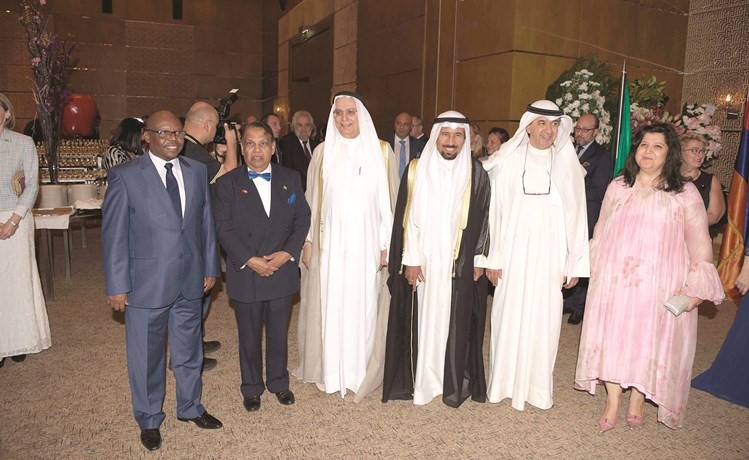 الشيخ علي الجابر ود.مصطفى بهبهاني قدما التهاني ﻿