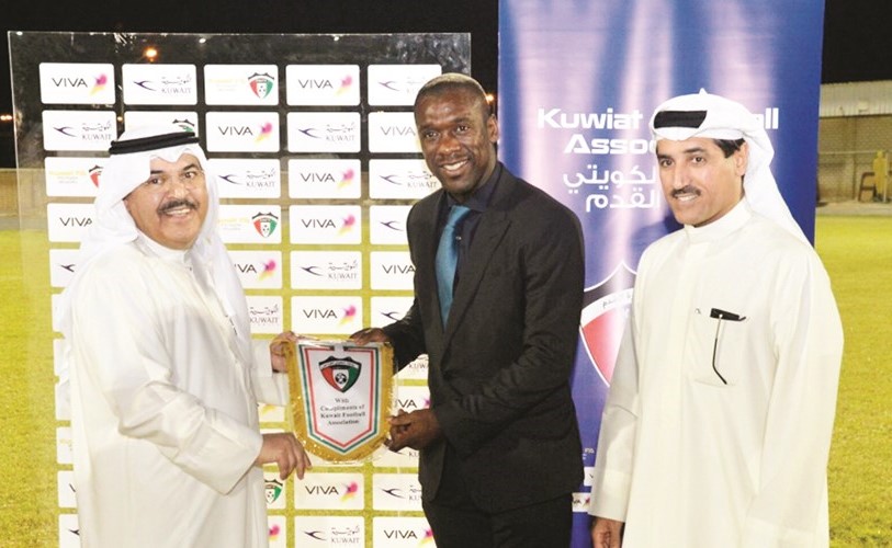 إبراهيم الشهاب يقدم هدية تذكارية لكلارنس سيدورف بحضور د.محمد خليل﻿