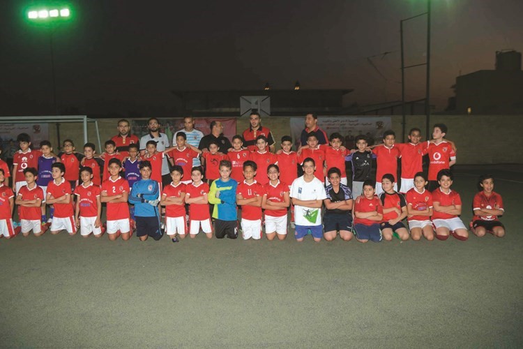 خالد بيبو مع مواهب أكاديمية الأهلي خلال زيارته إلى التدريبات	(محمد هاشم)﻿