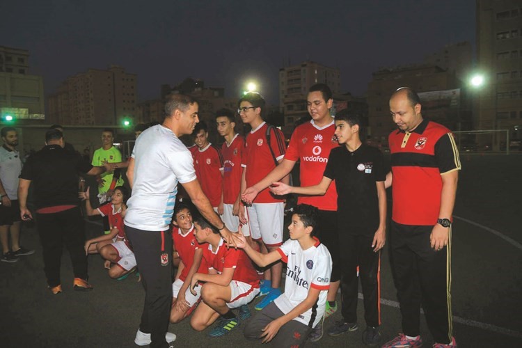 النجم المصري يصافح اللاعبين في التدريب ﻿