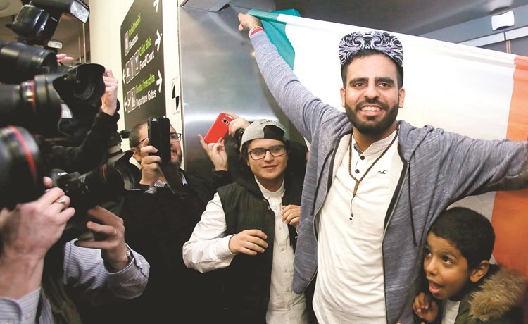 حلاوة رافعا العلم الإيرلندي في مطار دبلن 	(ا.ف.پ)﻿