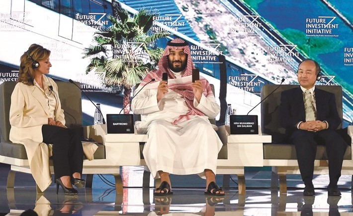 صاحب السمو الملكي الأمير محمد بن سلمان ولي العهد السعودي نائب رئيس مجلس الوزراء يوصف مشروع مدينة نيوم كالفرق بين الهاتف الذكي والتقليدي(أ.ف.پ)﻿