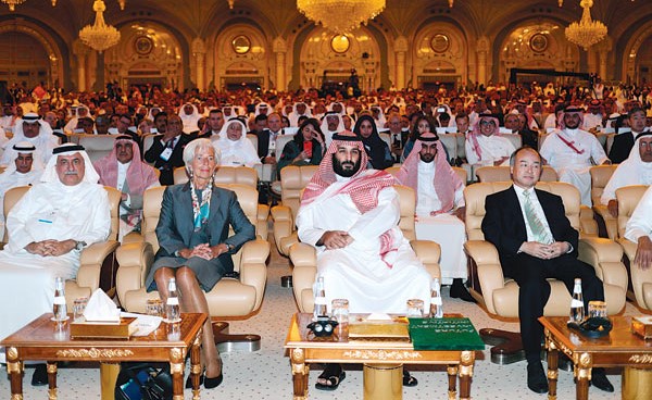 صاحب السمو الملكي الأمير محمد بن سلمان ومديرة صندوق النقد الدولي كريستين لاغارد وابراهيم العساف في مقدمة الحضور خلال انطلاق مبادرة مستقبل الاستثمار في الرياض أمس     			            (رويترز)