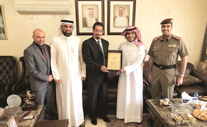 د.حمد الدعيج يتسلم درعا تقديرية من عمر الشقراء﻿