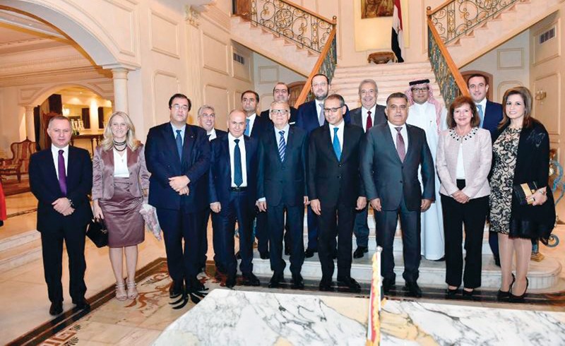 لقطة جماعية تضم السفير المصري نزيه النجاري واللواء عباس إبراهيم ومجموعة من ضيوف الاستقبال منهم السفيرة الأميركية اليزابيث ريتشارد وسفير روسيا الكسندر زاسبكين، وسفير فرنسا برونو فوشيه، والقائم بأعمال السفارة السعودية وليد بخاري، والوزير السابق ريمون عريجي، والسفيران تريسي شمعون وغادي خوري          (محمود الطويل)