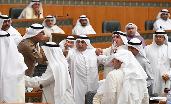‏سجال بين وزير الداخلية وحمدان العازمي.. وعسكر يتدخل