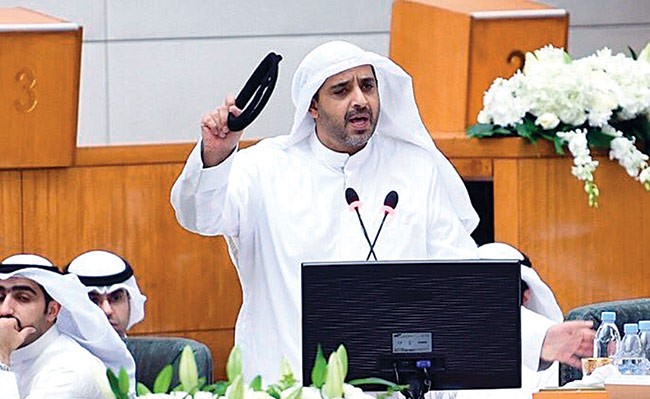  الشيخ محمد العبدالله يرفع عقاله محييا شباب الكويت (هاني الشمري)