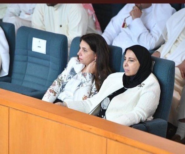 الشيخة د. سعاد الصباح ود. رولا دشتي تتابعان مجريات الجلسة