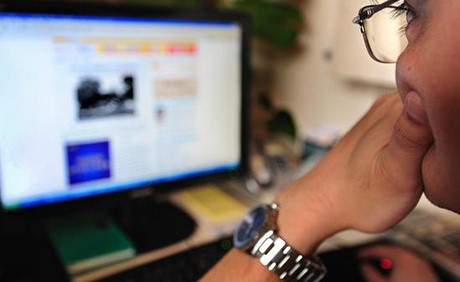 بالفيديو.. متصلة تسأل: "ما حكم الدين في مشاهدة الزوج أفلاماً إباحية؟"… شاهد كيف ردت عليها الداعية المصرية !