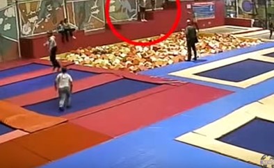 بالفيديو.. قفزة خاطئة قتلت سياسي روسي أمام أنظار ابنه