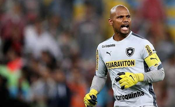 بالفيديو .. لاعب مشهور يتعرض للسطو بقوة السلاح